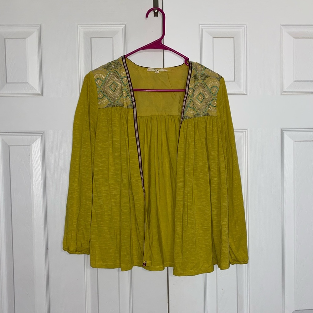 Yellow cardigan with embroidered pattern